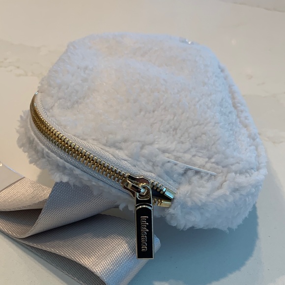 NWT LuLuLemon Everywhere Belt Bag Creme Fleece in Creme color - Picture 7 of 9